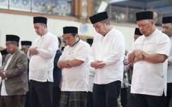 Tarawih Keliling, Bey Machmudin Serahkan Santunan Dhuafa
