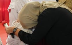 Dapat Sepatu, Siswi di Indramayu Ini Menangis Tersedu