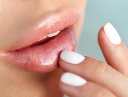 Rawat Bibir Tetap Lembap Meski Rutin Pakai Lipstik