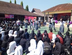Tri Gandeng Kuburan Band dan EJ Peace Berikan Edukasi Produk dan Literasi Digital di SMAN 1 Campaka