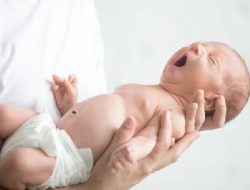 Waspada! Jangan Sembarang Cium, Bayi Baru Lahir Bisa Terkena Inveksi