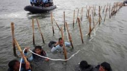 Pasukan Komando Pasukan Katak (Kopaska) TNI AL membongkar pagar laut di kawasan Pantai Tanjung Pasir, Kabupaten Tangerang, Banten, Rabu (22/1/2025). (Sumber: ANTARA FOTO/Muhammad Iqbal)