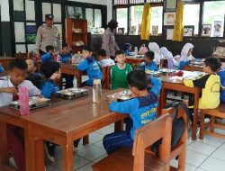 Polsek Purwakarta Kota Wujudkan Generasi Sehat Lewat Program Makan Bergizi Untuk Anak-Anak