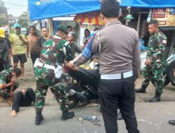 TNI-Polri Sigap Beri Pertolongan Pertama Korban Kecelakaan di Purwakarta