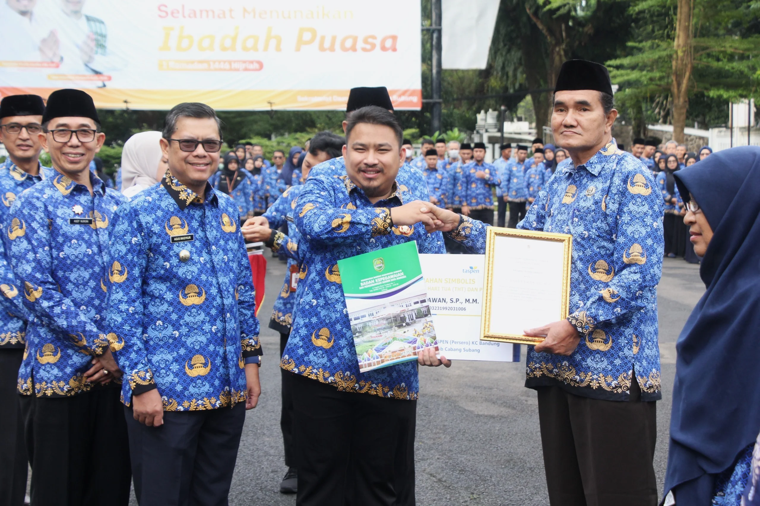 Bupati Subang, Reynaldi, berikan penghargaan kepada ASN.