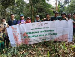 Hijaukan Lereng Tangkuban Parahu, Mahasiswa dan Petani Subang Tanam Ribuan Pohon