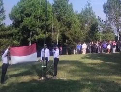 Begini Suasana Haru Saat Merah Putih Berkibar di Atas Gunung Puteri Lembang