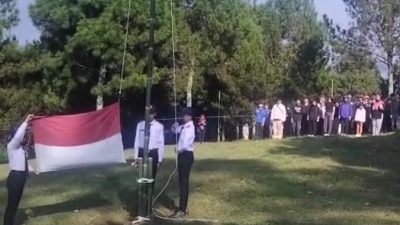 Begini Suasana Haru Saat Merah Putih Berkibar di Atas Gunung Puteri Lembang