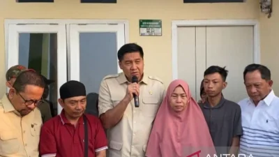Menteri Maruarar Serahkan Rumah Subsidi untuk Keluarga Almarhum Affan di Cileungsi