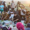 Syukuran Jalan Leucir, Bupati Papahare dengan Warga Bobos