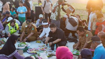 Syukuran Jalan Leucir, Bupati Papahare dengan Warga Bobos