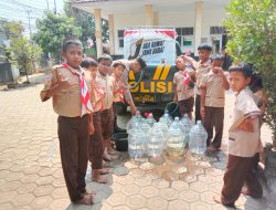 Krisis air bersih, Polsek Campaka Purwakarta distribusikan air ke sejumlah lingkungan sekolah