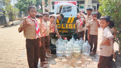 Krisis air bersih, Polsek Campaka Purwakarta distribusikan air ke sejumlah lingkungan sekolah