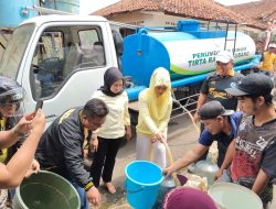 Atasi Kekeringan, Perumda TRS Bersama Anggota DPR RI Salurkan Air Bersih ke Kampung Cinungku